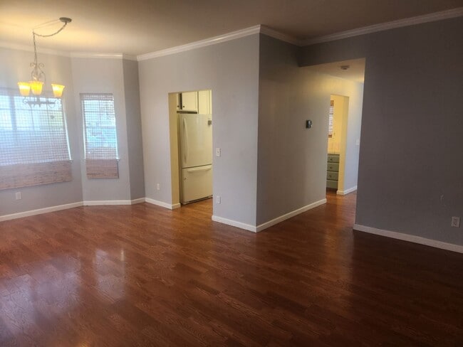 Building Photo - Beautiful well maintained two story, two bedroom townhouse with private backyard.