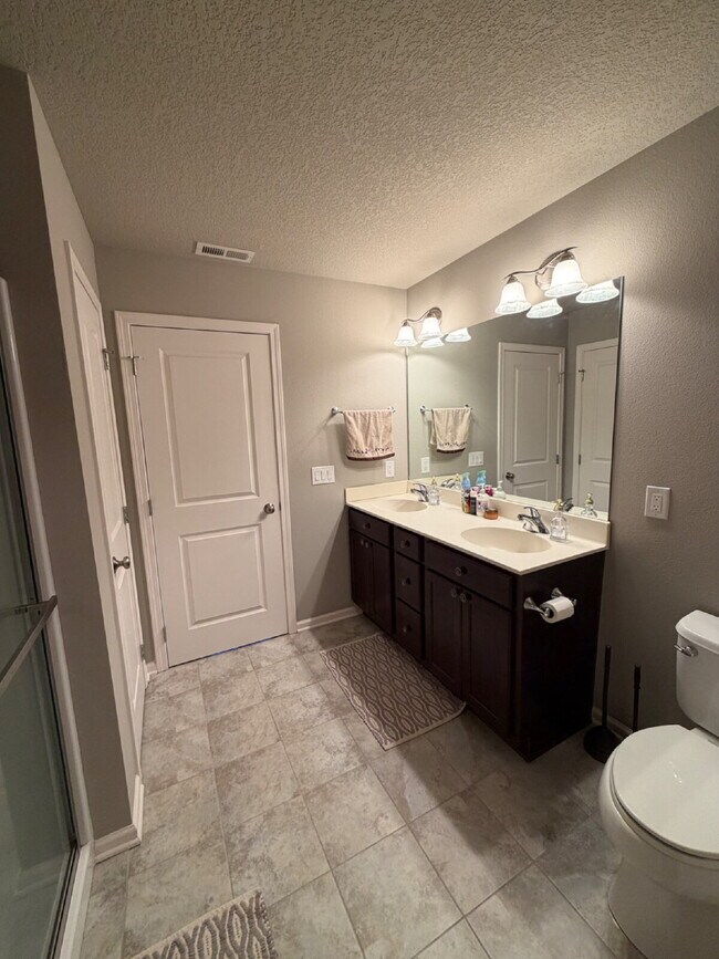 Building Photo - Charming 3-Bed 2.5-Bath Townhouse with Granite Finishes Near Jordan Creek Town Center