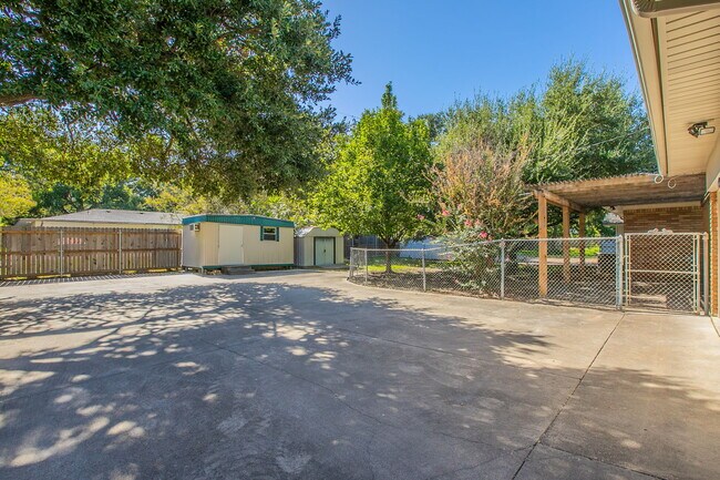 Building Photo - 5220 Lake Charles Dr