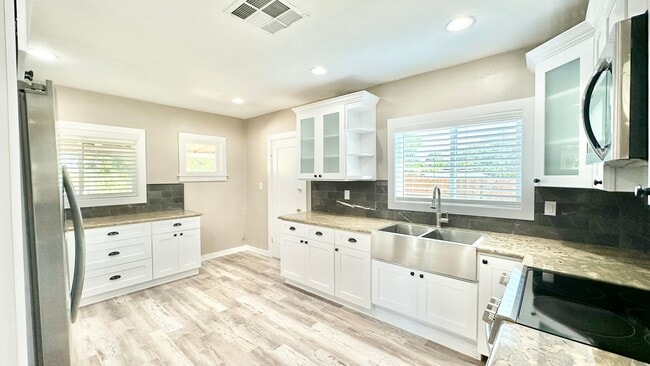 Building Photo - Lovely Single-Story Country Home on Wide Open Space with Detached Garage Space!