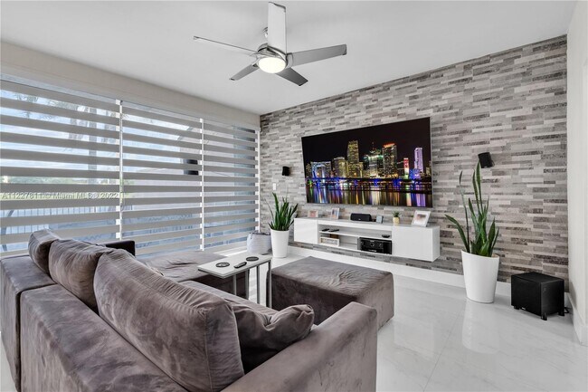 Building Photo - 9179 Fontainebleau Blvd