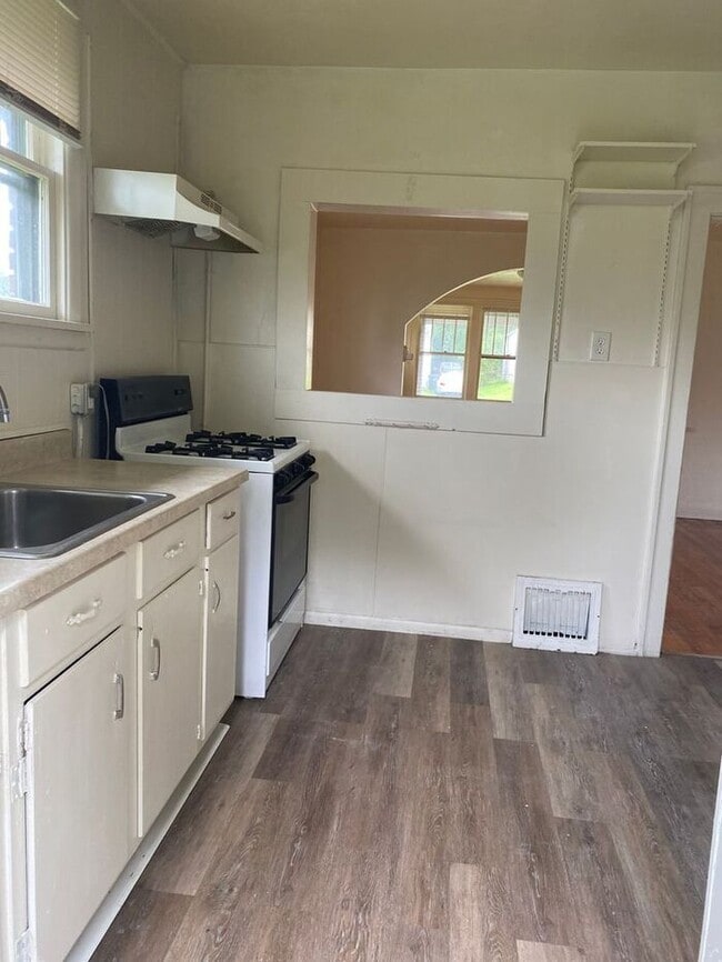 Building Photo - Spacious 3-Bedroom Home with Hardwood Floo...