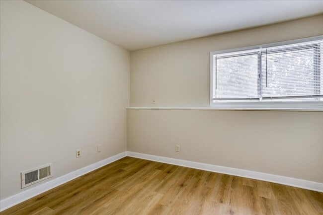 Building Photo - Tri-level Townhome