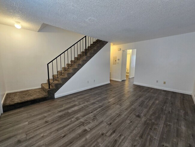 Building Photo - 1414 E 9th St