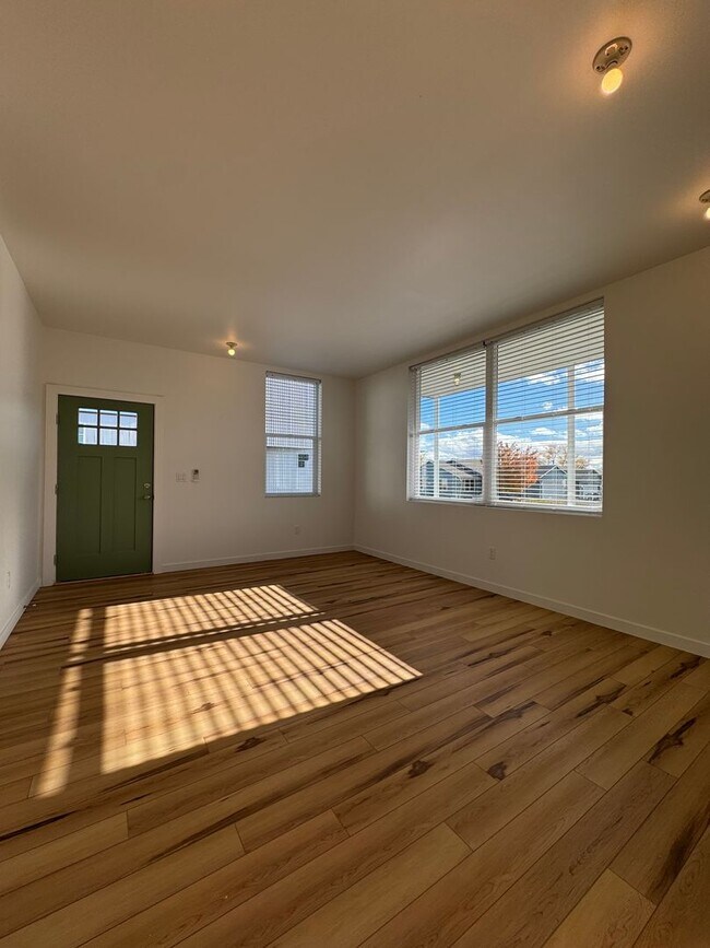 Building Photo - 4BR/3BA with Soaring Ceilings & Large Windows