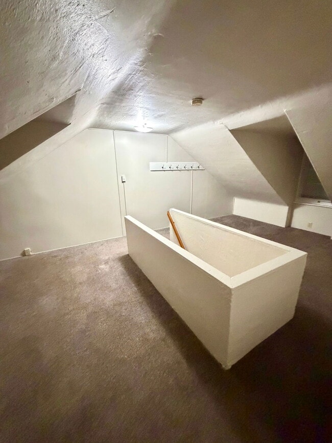 Building Photo - 526 Howard Ave