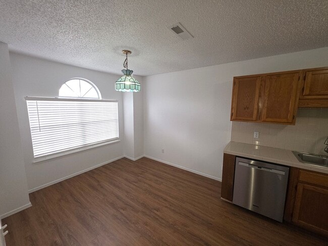 Building Photo - Nice 2 bedroom home with fenced in yard