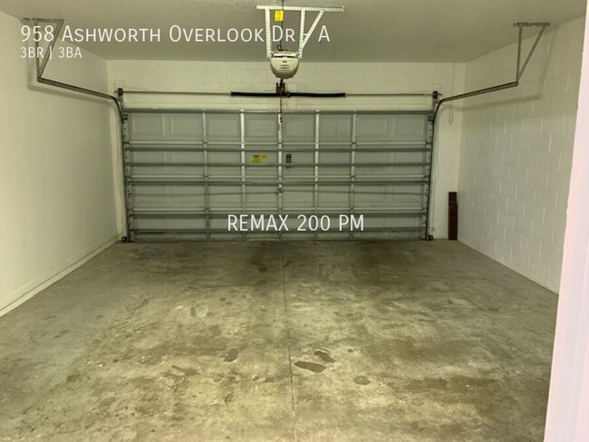 Building Photo - Conveniently Located Three Bedroom Townhou...