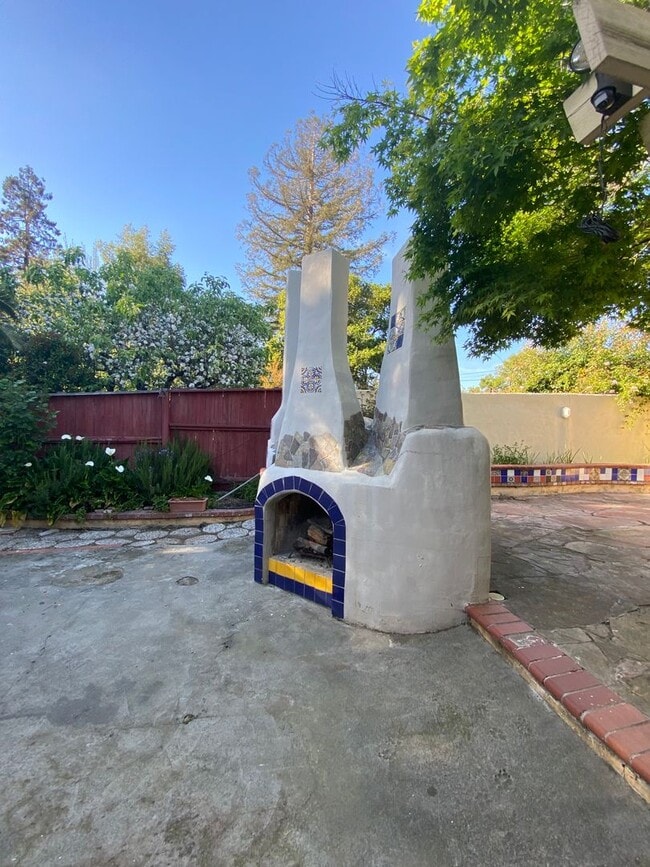 Building Photo - Bright & Cheery 2 Bedroom Home