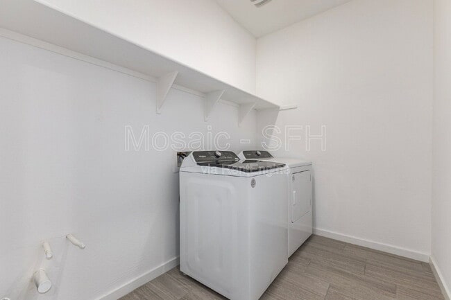 Building Photo - 35394 N Perennial St