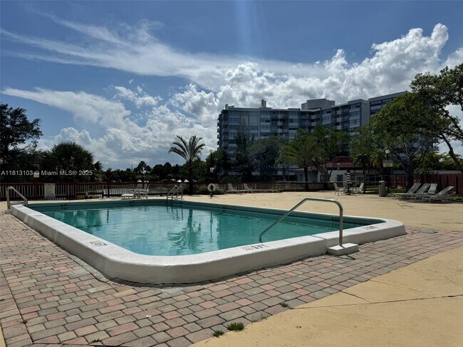 Building Photo - 1300 NE Miami Gardens Dr