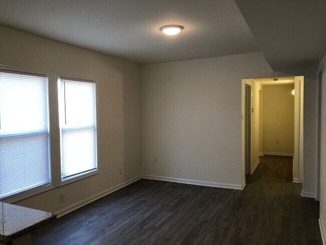 Building Photo - Renovated Duplex