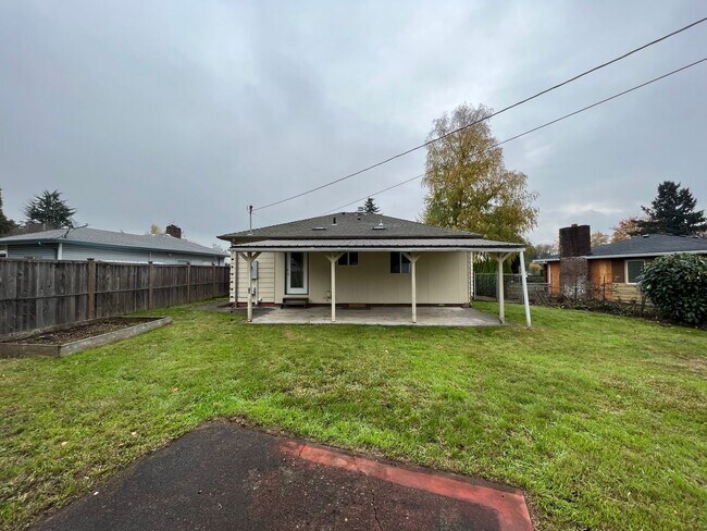 Building Photo - Charming 2 Bed 1 Ba House in Gladstone - Garage, Washer and Dryer, Landscaping Including!