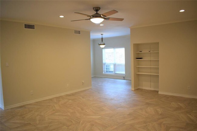 Building Photo - 600 Wilcrest Dr