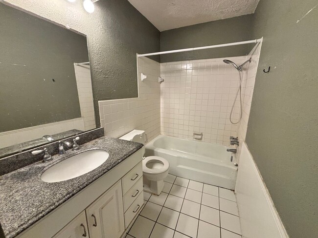 Building Photo - 1-bed, 1-bath apartment with washer and dryer provided