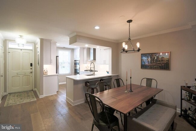 Building Photo - 332 S Alfred St