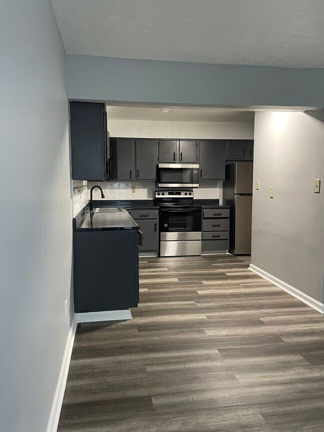 Building Photo - Remington On Rockville Living
