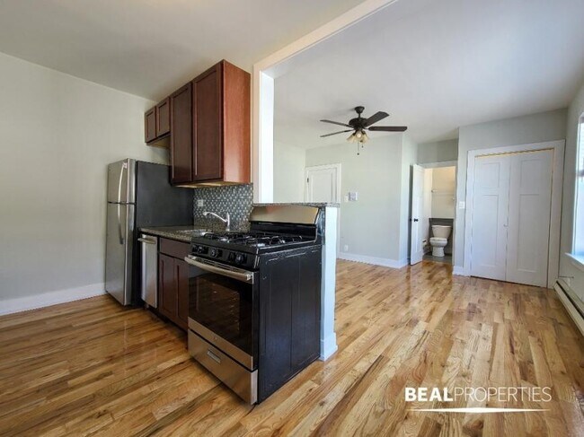 Building Photo - 0 bedroom in CHICAGO IL 60657