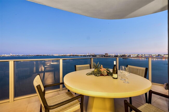 Building Photo - 700 NE 24th St