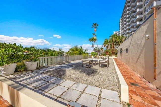 Building Photo - 5600 Collins Ave