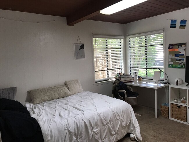 Building Photo - 2 bedroom in Central Davis available for J...