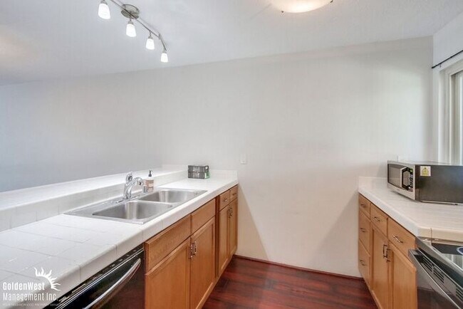 Building Photo - Stylish 2Bdm 1Ba Condo in Gated Clairemont Mesa Community!