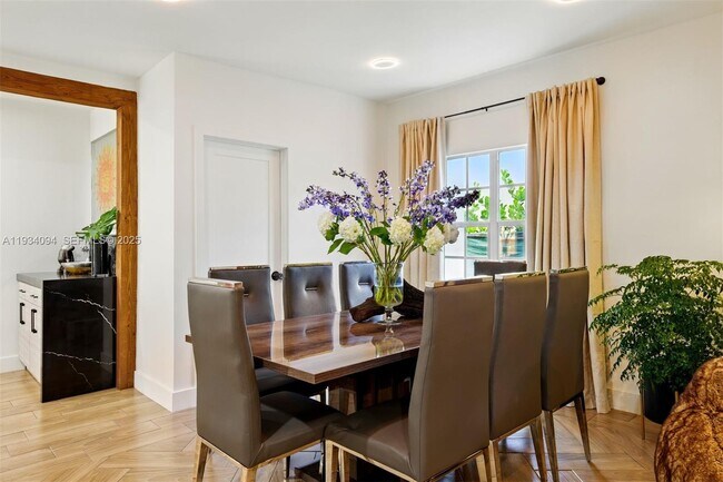 Building Photo - 1363 Biarritz Dr