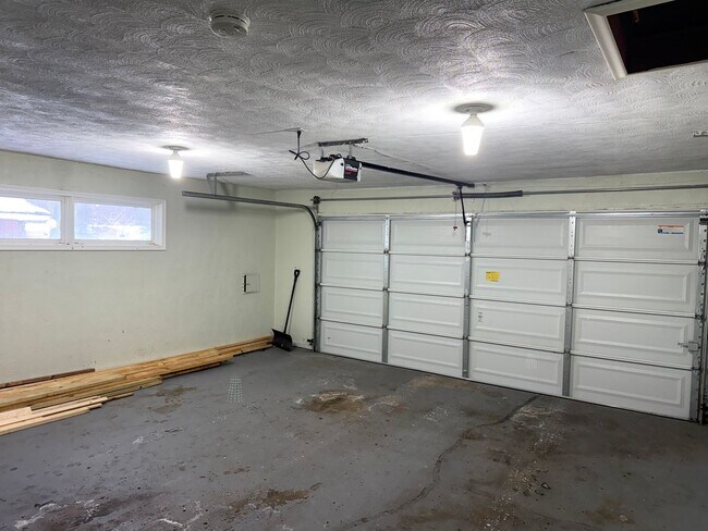 Building Photo - Move-In Ready 2 bedroom, 1.5 bathroom Home in Livonia