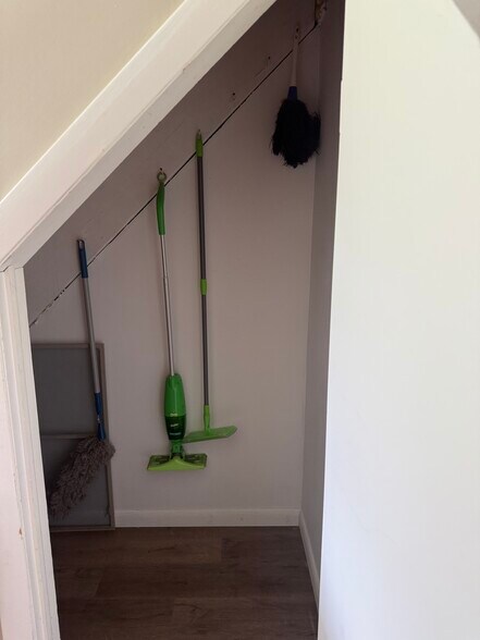 Building Photo - 200 Maple Rd