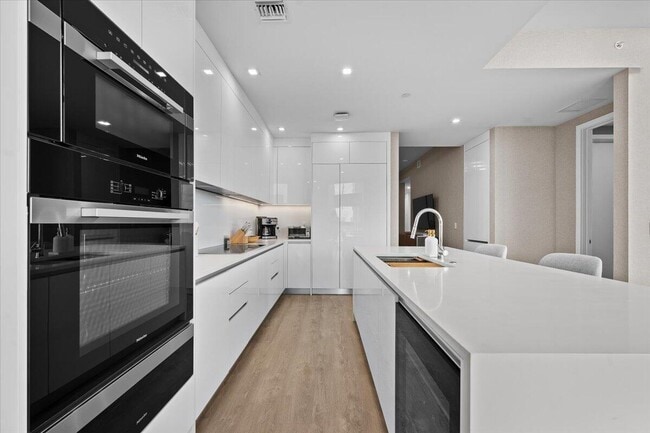 Building Photo - 220 Lake Shore Dr