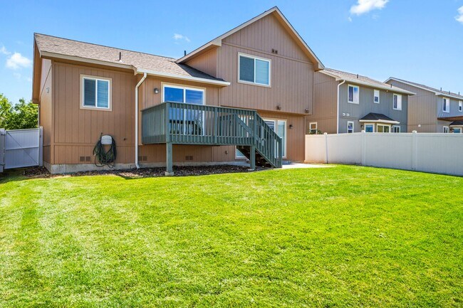 Building Photo - Beautiful Single Family Home Located on Th...
