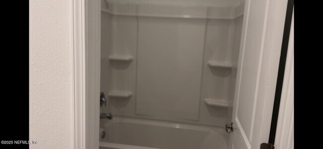 Building Photo - 213 Silver Myrtle Ct