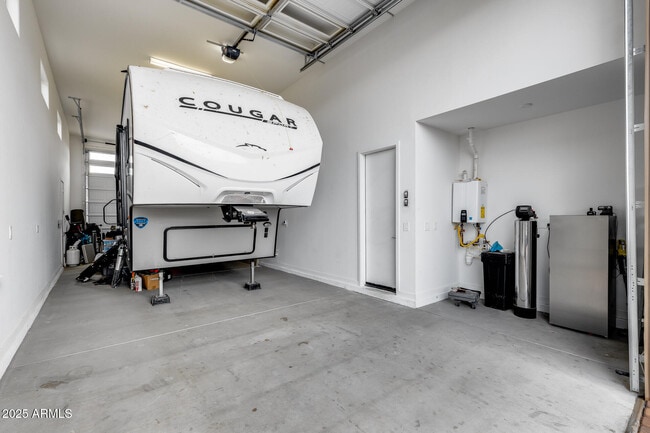 Building Photo - 17635 W Red Fox Rd