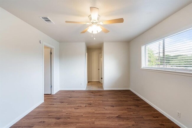 Building Photo - 5802 Belmoor Dr