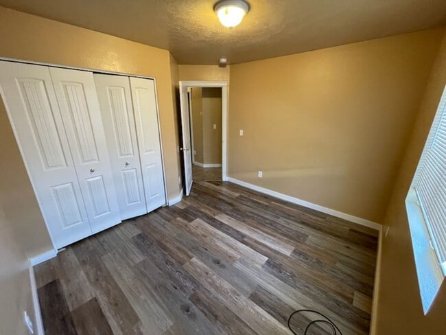 Building Photo - 3 Bed 2 Bath Duplex In Nampa: Available Now
