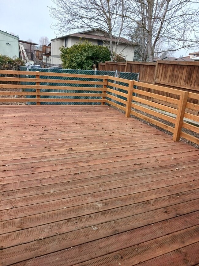 Building Photo - Nice home with big backyard