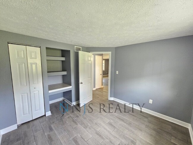 Building Photo - Gorgeous 3/1 1080sf with UPDATED kitchen, ...