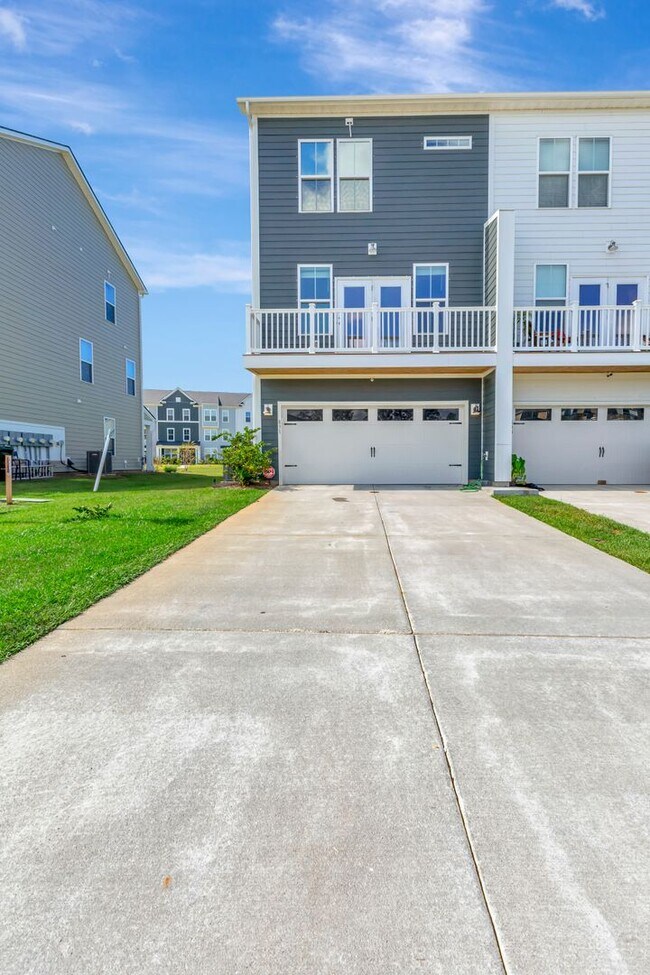 Building Photo - Recess Pointe’s One and Only Duplex! 3 Sto...