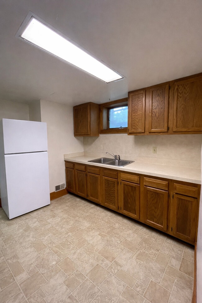 Building Photo - 203 E Davis Ave