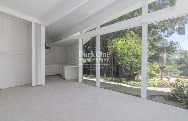 Building Photo - Single-level mid-century home in the heart of Orinda!