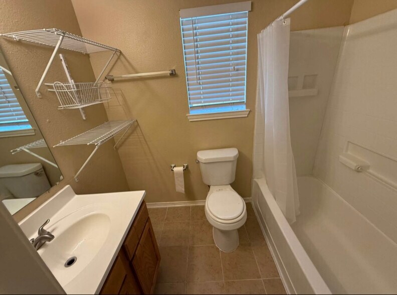 Building Photo - 6739 Freedom Oaks