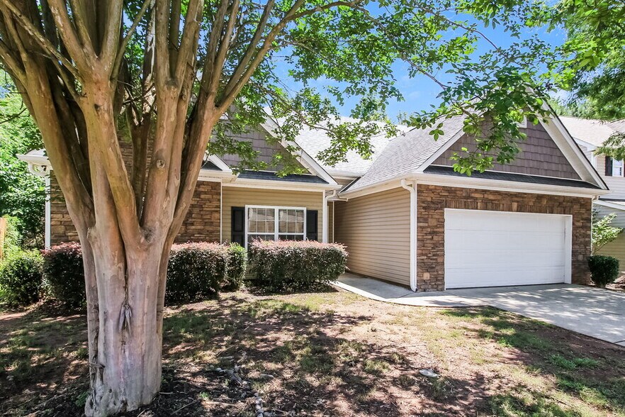Building Photo - 215 Village Park Dr