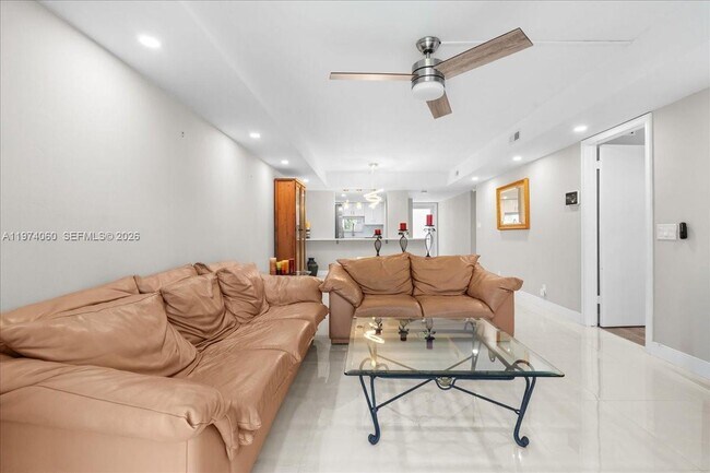 Building Photo - 811 S Hollybrook Dr