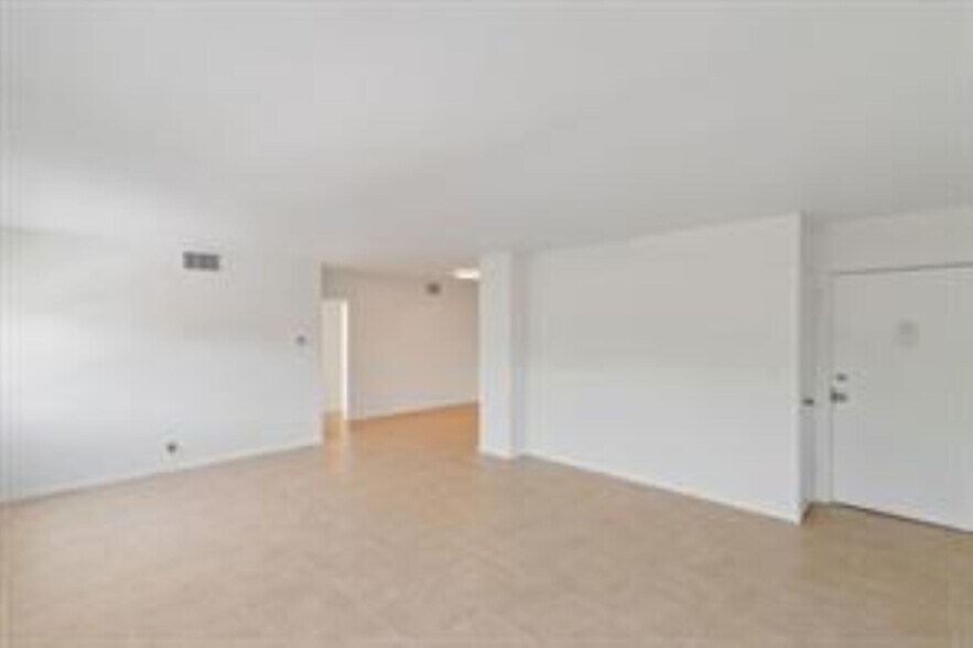 Building Photo - 2555 NE 11th St