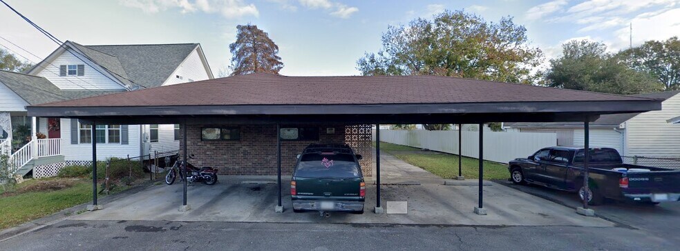 Building Photo - 711 Marais St