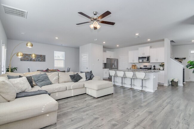 Building Photo - 4 Bedroom 3 Bathroom Two Story Home