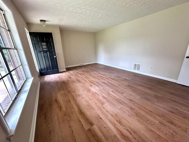 Building Photo - 3 Bedrooms, 2 Bathroom - House in North Rome!
