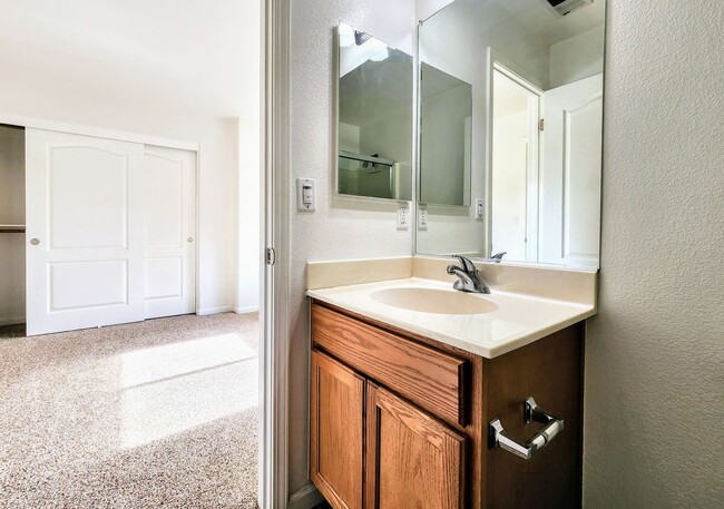 Building Photo - Granny Unit in NW Santa Rosa