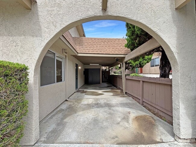 Building Photo - Charming 3BD/3BA Townhouse in University C...