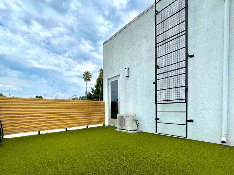Building Photo - 4111 Sunset Blvd
